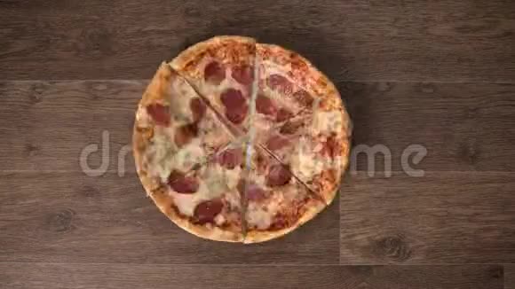 披萨到盘子不同的手拿碎片停止运动动画视频的预览图