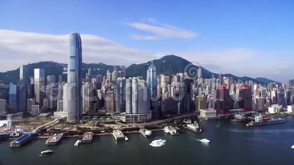 在美丽的群山背景下在香港摩天大楼的海面上用无人机拍摄视频的预览图
