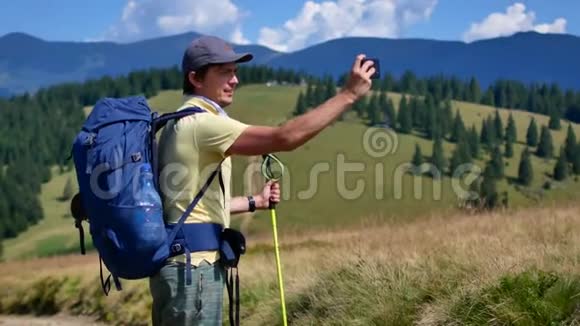一个人在手机上拍摄山景全景远足旅游高山视频的预览图
