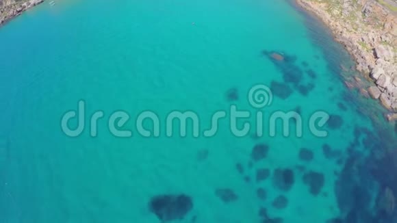 空中拍摄地中海沿岸的绿松石水域蓝色泻湖马耳他视频的预览图