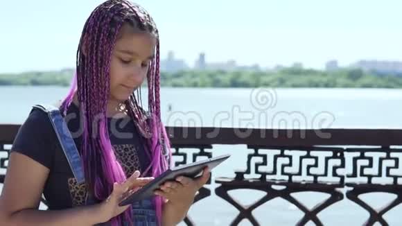 小女孩用一块碑立在河边视频的预览图