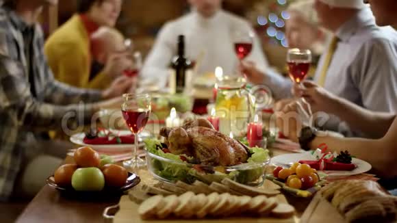 家庭圣诞餐桌上的炸火鸡视频的预览图