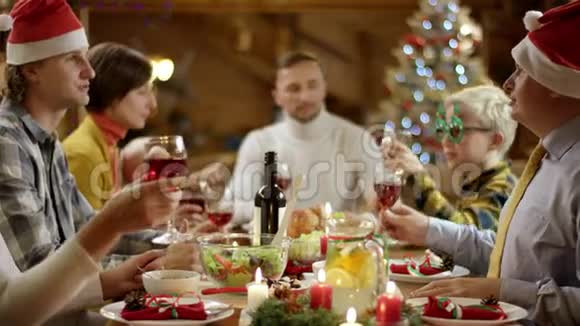 男人在圣诞餐桌旁祝酒视频的预览图
