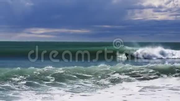 冲浪者在波浪上进行重返视频的预览图