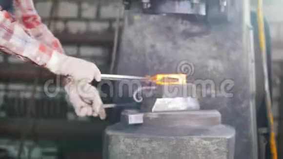 铁匠用电锤在铁砧上打洞用红钢制造工艺视频的预览图