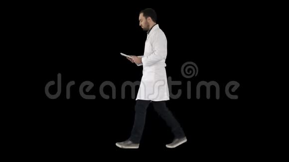 医生走路时使用标签阿尔法频道视频的预览图