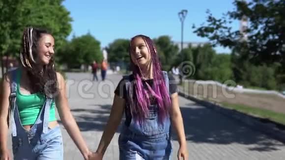 两个女朋友正在公园散步心情很好慢动作视频的预览图