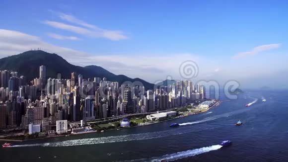 从香港摩天大楼的高度观看用无人机在海面上拍摄视频的预览图