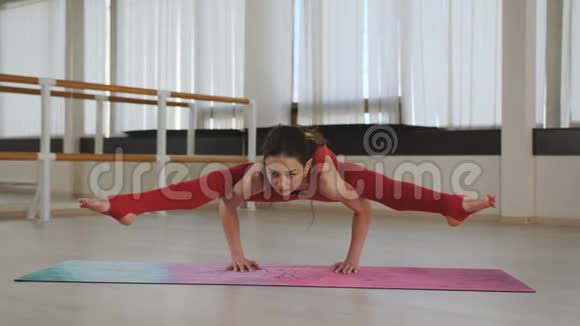 漂亮的运动型女人在室内做瑜伽练习健身房伸展练习视频的预览图