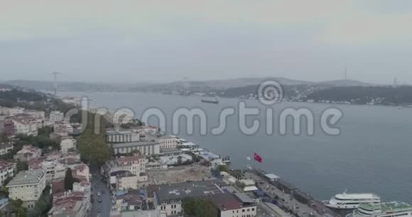 伊斯坦布尔博斯普鲁斯大桥和西南帕萨清真寺视频的预览图