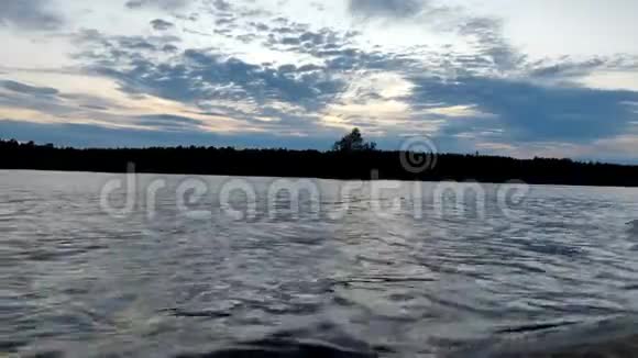 和平湖泊前云移动4K视频的时间推移视频的预览图