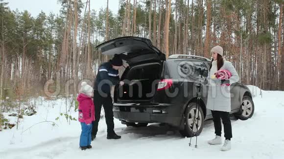 有一个孩子的家庭在大自然中度过快乐的时光家庭假日在冬林视频的预览图