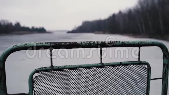 在切尔诺贝利普里皮亚特乌克兰桥梁围栏后面的河流焦点变化视频的预览图
