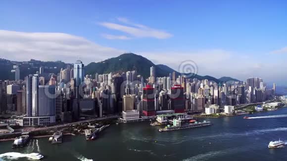 从无人驾驶飞机上射击从海上俯瞰香港的摩天大楼船帆视频的预览图