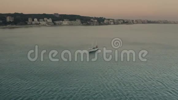 傍晚在意大利Nettuno附近的一艘移动帆船的鸟瞰图视频的预览图