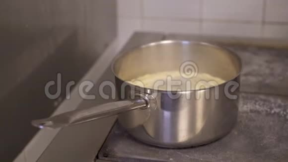 在沸水中加入意大利面条的银锅视频的预览图