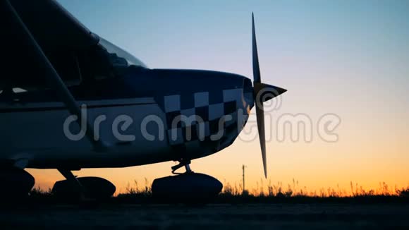 飞行员站在日落的背景上特写视频的预览图
