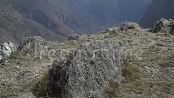 岩石悬崖特写镜头与西伯利亚景观背景视频的预览图