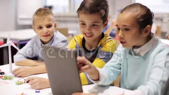 机器人学校的平板电脑编程儿童视频的预览图