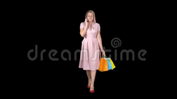 年轻女子购物走路时打电话阿尔法频道视频的预览图