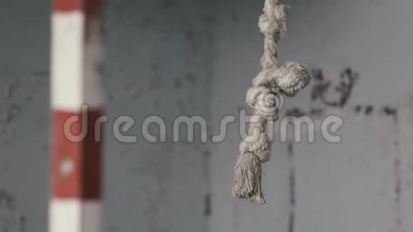 乌克兰普里皮亚特切尔诺贝利一座废弃建筑内悬挂的运动绳索视频的预览图
