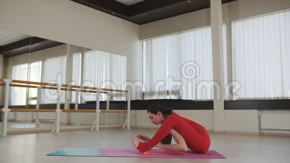 健身运动和健康的生活方式概念妇女在工作室做瑜伽运动视频的预览图