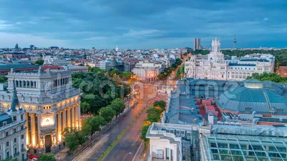 马德里夜以继日的时间跨度美丽的全景马德里邮政通信中心鸟瞰图西贝莱斯广场视频的预览图