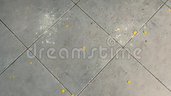厨房地板上灰色瓷砖上的玉米片面粉和种子肮脏的厨房地板上有剩菜上景视频的预览图