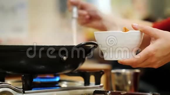 一位韩国餐馆的客人倒出了他的食物菜用小煤气炉加热正宗韩国菜视频的预览图