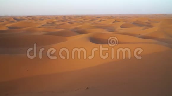 非洲日出时撒哈拉沙漠沙丘的鸟瞰图视频的预览图