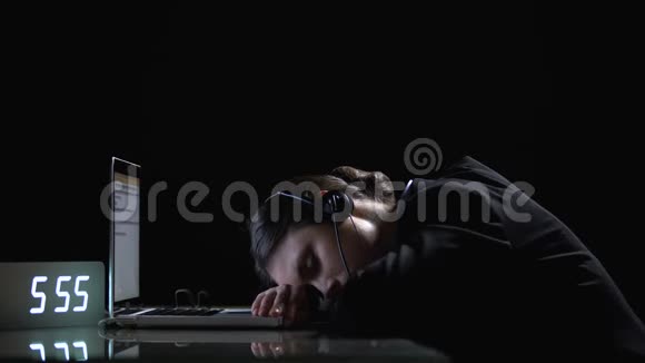 精疲力竭的女办公室工作人员睡在笔记本电脑上承受着巨大的工作量视频的预览图