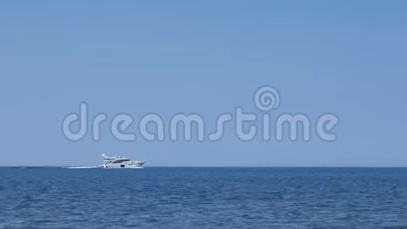 白色游艇在晴朗的晴天在海上航行侧视视频的预览图