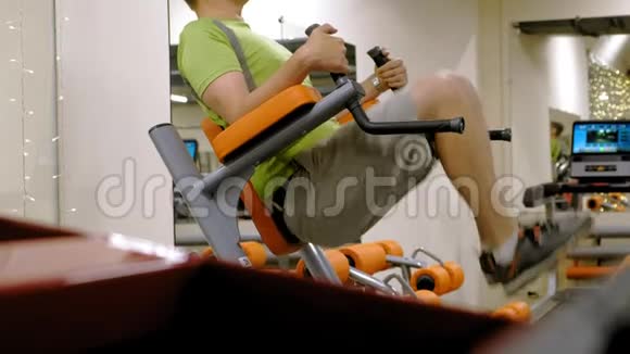 成熟的胖子在健身房锻炼健康生活方式视频的预览图