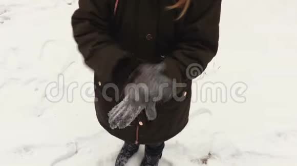 女孩在冬天清洁羊毛手套视频的预览图
