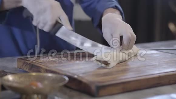 穿着蓝色厨师制服和乳胶手套的熟练男子手在现代土耳其餐厅烹饪卢拉串厨师切视频的预览图