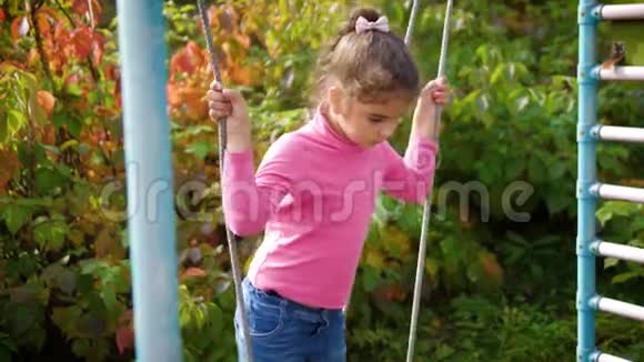 在秋千上伤心的女孩年轻漂亮的女孩在秋千上玩得很开心体贴的孩子在秋千上摆动4k60fps视频的预览图