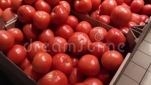 女性手在市场上采摘西红柿特写选购水果或红菜的概念视频的预览图