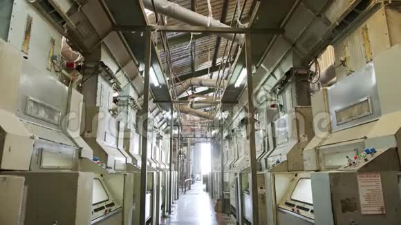 工业棉松子酒中的棉花分离和加工机器视频的预览图