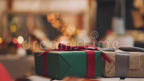 女人手里拿着圣诞节或新年装饰的礼品盒视频的预览图