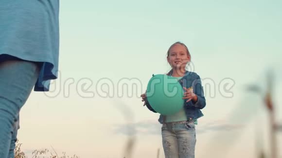 快乐的少年女孩在天空中和妈妈一起玩气球视频的预览图