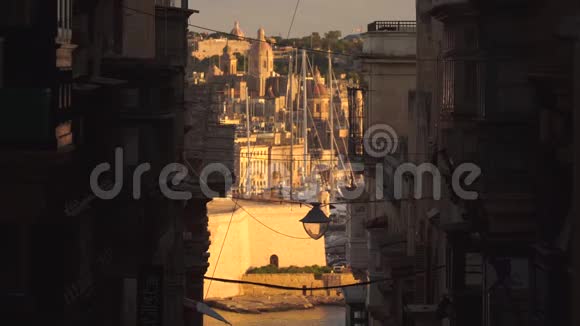 美丽的中世纪狭窄的老城街道和在马耳他瓦莱塔港的景色在4k视频的预览图