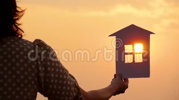手握纸房模对夕阳建筑业视频的预览图