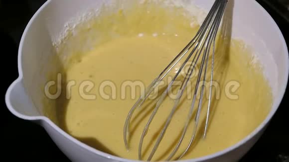 把鸡蛋面粉和牛奶混合在碗里烤薄饼配料视频的预览图