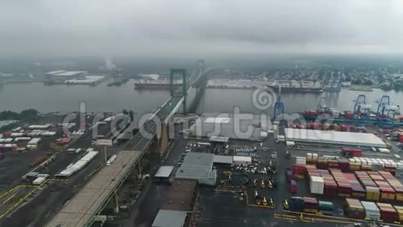 在暴风雨日飞向费城沃尔特惠特曼大桥视频的预览图
