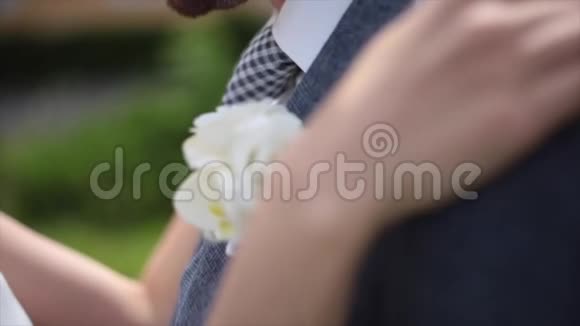 新娘新郎的吻视频的预览图