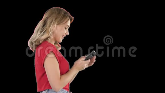 快乐可爱的美女玩手机游戏阿尔法频道视频的预览图