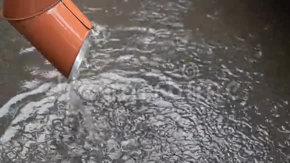 雨中的排水管水流入水坑视频的预览图