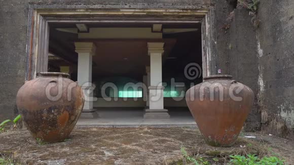 慢镜头年轻女子游客参观贝都古尔废弃而神秘的酒店印度尼西亚巴厘岛巴厘视频的预览图