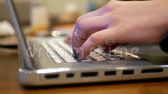 女人在用电脑视频的预览图