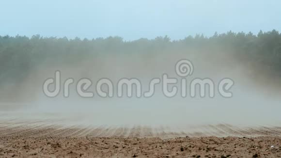强风席卷农田造成水土流失视频的预览图